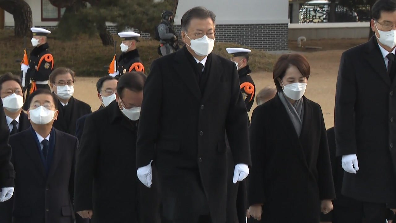 문 대통령, 새해 첫날 국무위원들과 현충원 참배 / YTN