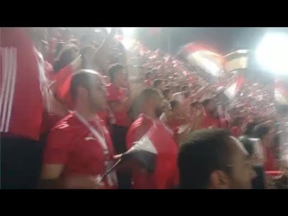 فرحة المشجعين بالهدف الأول لمنتخب مصر من داخل م...