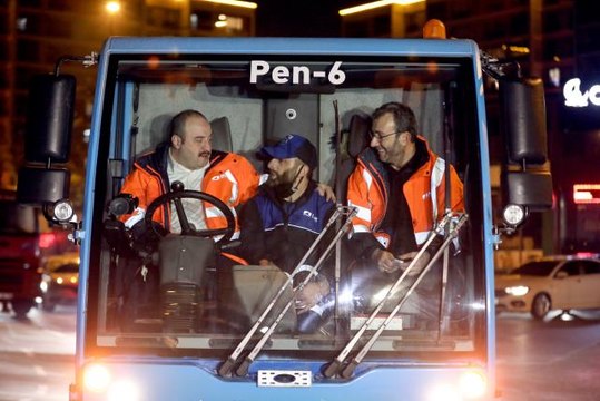 Bakan Varank, yeni yıla işçilerle birlikte girdi