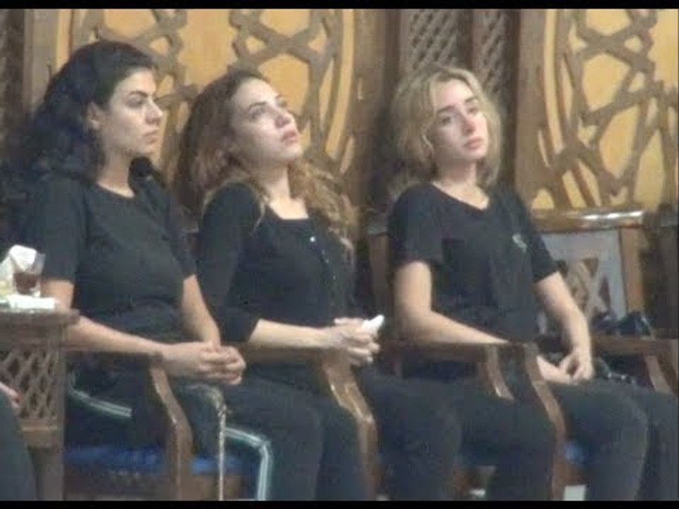 انهيار إيمي طلعت زكريا في عزاء والدها وعائلتها تواسيها