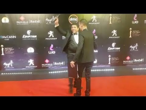 أحمد رأفت يقتحم ريد كاربت مهرجان القاهرة السينمائي بالـ مايك