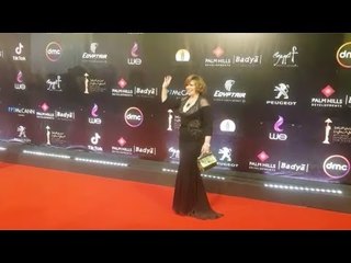 قبلة سيد رجب وباي باي إلهام شاهين يشعلان ريد كاربت القاهرة السينمائي