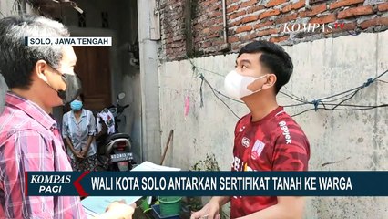 Wali Kota Solo GIbran Blusukan Sambil Antar Sertifikat Tanah untuk Warga