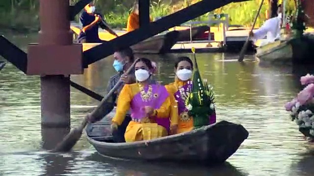 สุพรรณบุรี แต่งไทยทำบุญตักบาตรทางเรือ วันขึ้นปีใหม่ (คลิป)