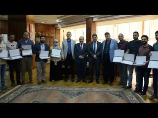 رئيس جامعة طنطا يكرم فريقا طبيا نجح في إعادة تثبيت يد مبتورة لطفل