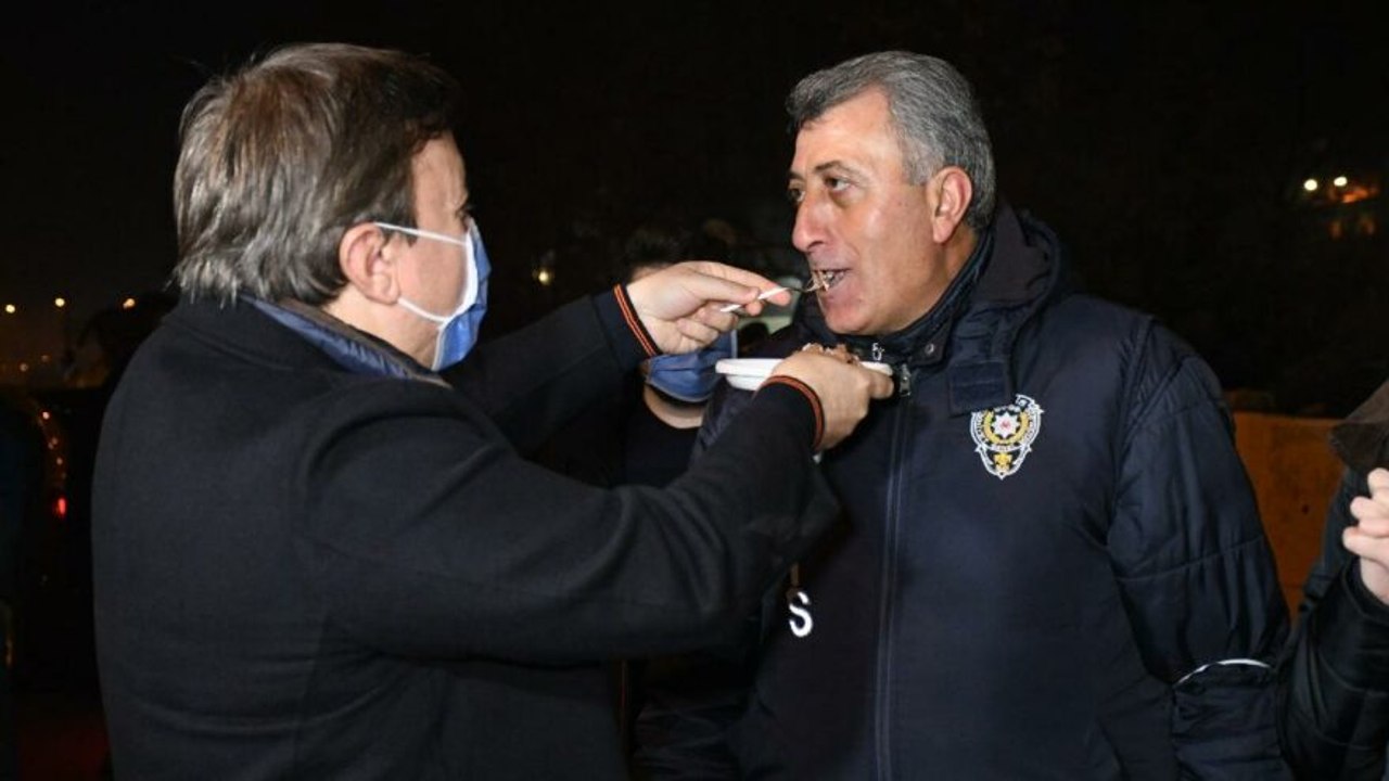 Vali Aydoğdu, polis ve jandarmaya elleriyle baklava yedirdi