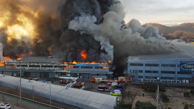 충남 아산 귀뚜라미 보일러 공장 불...3시간 만에 초진 / YTN