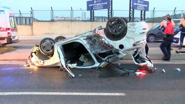 MALTEPE'DE AYDINLATMA DİREĞİNE VURAN OTOMOBİL TAKLA ATTI