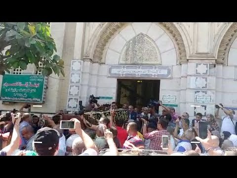 وسط تدافع جماهيري.. صلاة الجنازة على جثمان طلعت زكريا بمسجد العمري