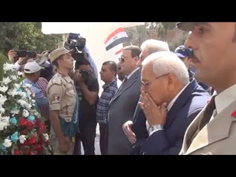 محافظ الدقهلية يضع إكليلا من الزهور على قبر الجندي المجهول