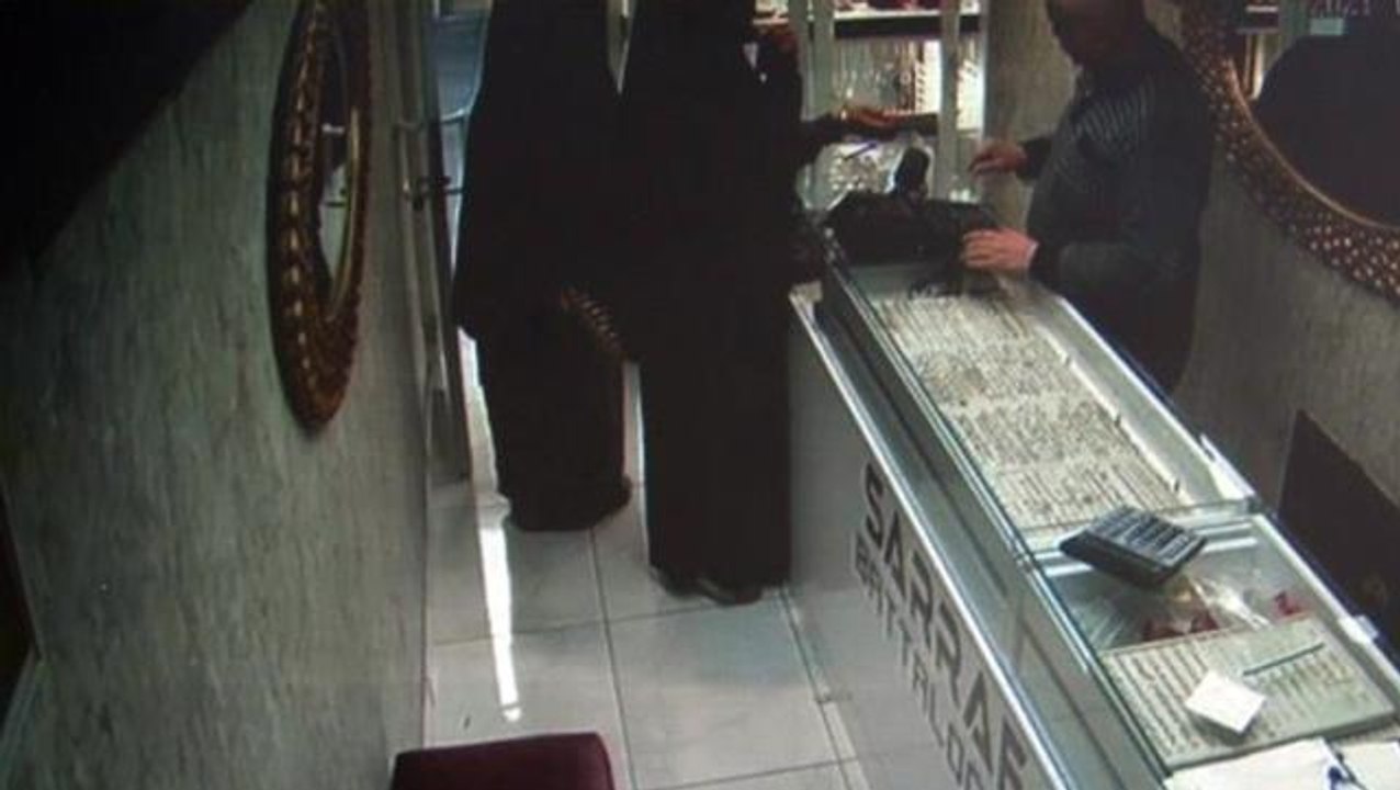 50 liralık bileklik alıp 1 milyon liralık alyans çaldılar! O anlar kamerada