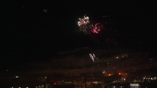Botti di Capodanno: a mezzanotte s'illumina il cielo (nonostante i divieti). Le immagini dall'alto