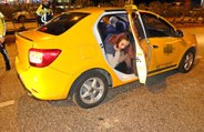 Uygulamaya takılan taksideki genç kız ile polisin ‘sabır’ sınavı