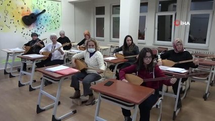 Bu kursta 7'den 70'e herkes bağlama öğreniyor
