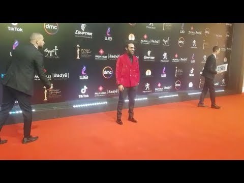 بجاكيت أحمر.. أحمد فهمي على ريد كاربت ختام القاهرة السينمائي