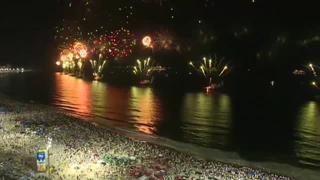 Los brasileños comienzan el 2022, a ritmo de capoeira, en la playa de Copacabana