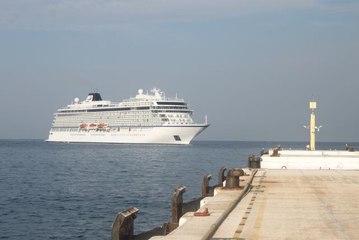 Kuşadası'na yılın ilk kruvaziyeri yanaştı