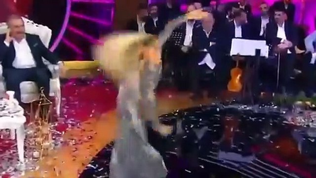 İbo Show'da ''dansöz kıyafetsiz dansöz'' krizi! Oryantal Didem'in dansı da kıyafeti de olay oldu