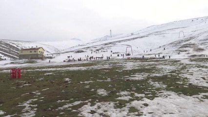 Başkentliler Elmadağ Kayak Merkezi'nde karın keyfini çıkardı