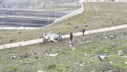 İSTANBUL- Sultangazi'de kontrolden çıkan araç şarampole devrildi