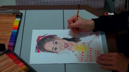 Kağıt kalem görünce dayanamıyor... Okul harçlığıyla boya alarak ünlü isimlerin portrelerini çiziyor