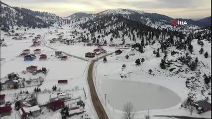 Adana Göller Yaylası buz tutunca eğlence merkezine döndü