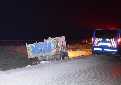 Dur ihtarına uymayan zanlı polisin silahının ateş alması sonucu yaralandı