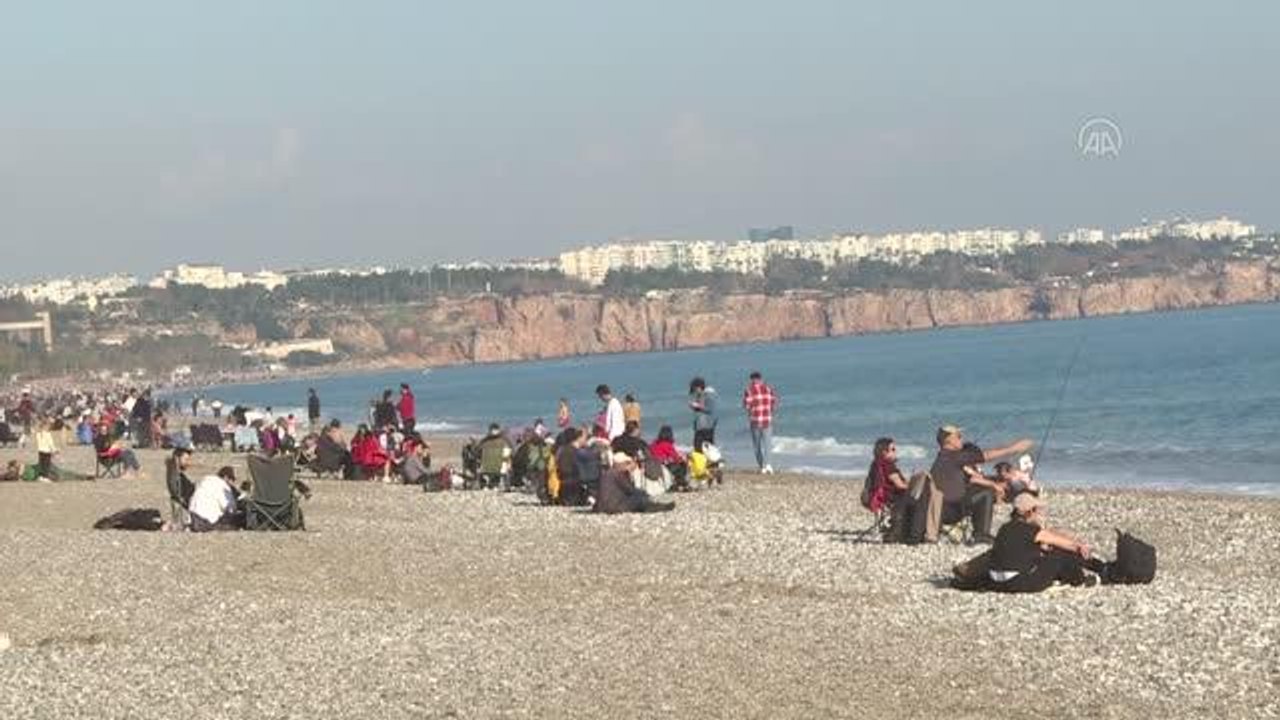 Antalya sahillerinde yeni yılın ilk gününde yoğunluk yaşandı