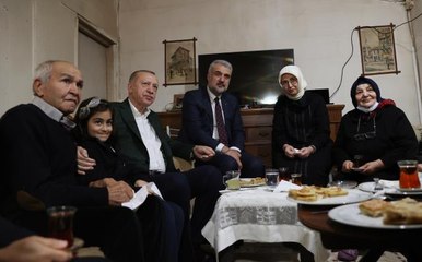 Cumhurbaşkanı Erdoğan, örnek gösterdiği mahalle kadın kolları başkanı Hatem Kurt'u ziyaret etti