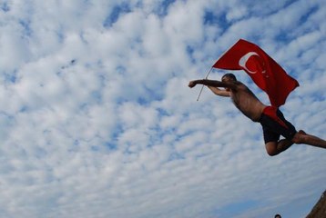 KURAKLIĞA DİKKAT ÇEKMEK İÇİN DENİZE GİRDİLER