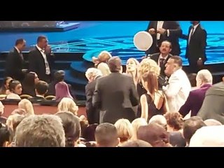 منة شلبي تصافح نجوم الفن قبل لحظات من تكريمها