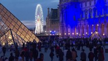 La Tour Eiffel en bleu pour célébrer le début de la présidence française du Conseil de l'UE