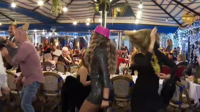 El toque de queda nocturno marca las celebraciones de Año Nuevo en Cataluña