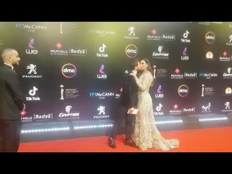 حسام الجندي يقبّل زوجته على الريد كاربت في ختام القاهرة السينمائي
