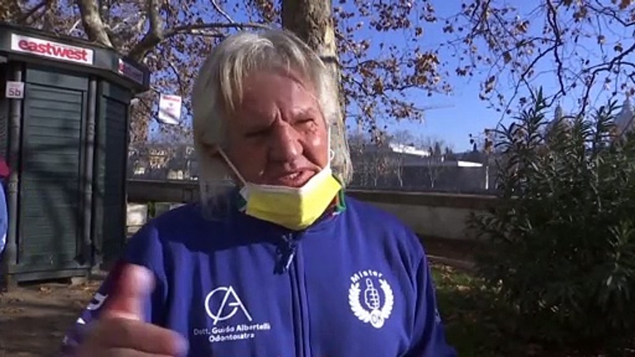 Ab ins eiskalte Wasser: Neujahrsschwimmer begrüßen 2022