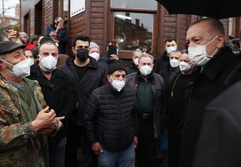 Cumhurbaşkanı Erdoğan, Sarıyer'de kıraathanede vatandaşlarla sohbet etti