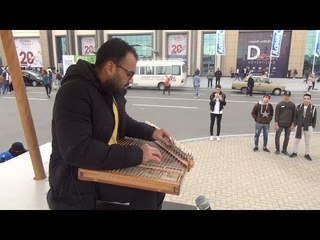 عازف قانون يُطرب زوار معرض القاهرة الدولي للكتاب