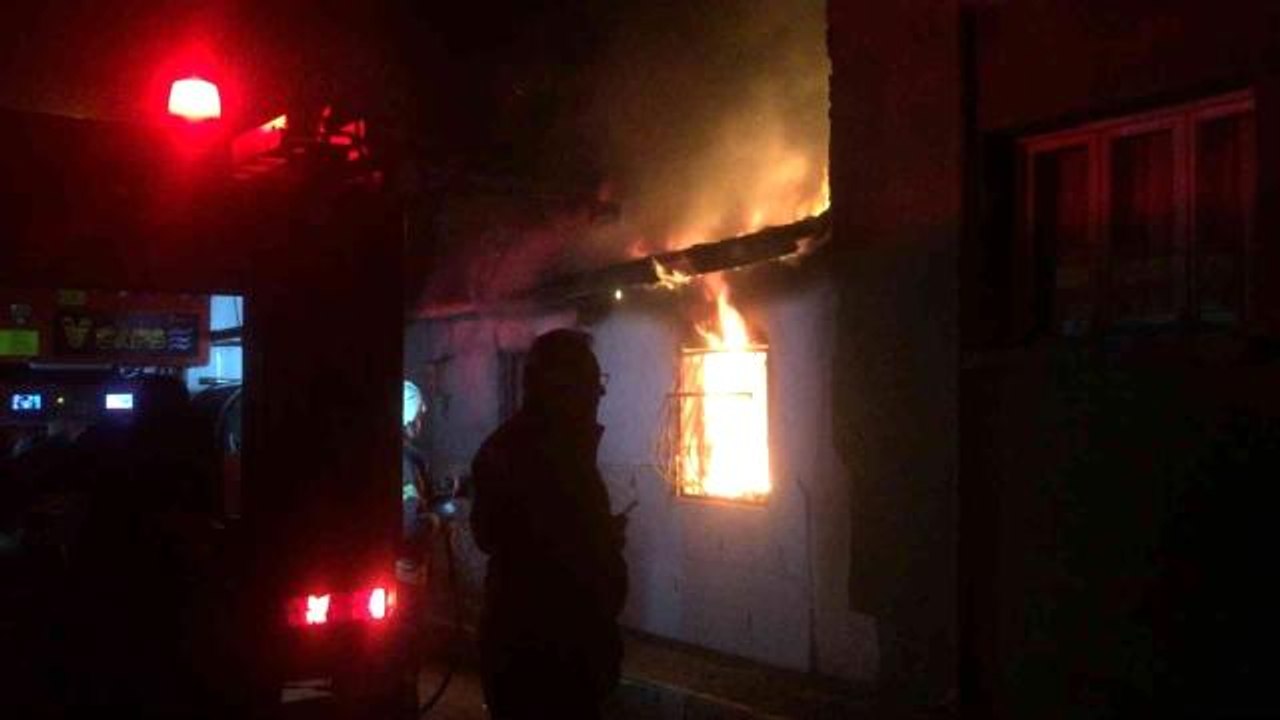 Manisa'da korkutan ev yangını