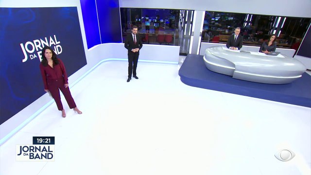 Violência nas comemorações de ano novo no Rio e em São Paulo. Em cidades do litoral paulista, duas pessoas morreram baleadas e sete ficaram feridas.