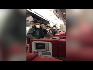 أول فيديو من داخل طائرة الإغاثة المصرية العائدة من الصين