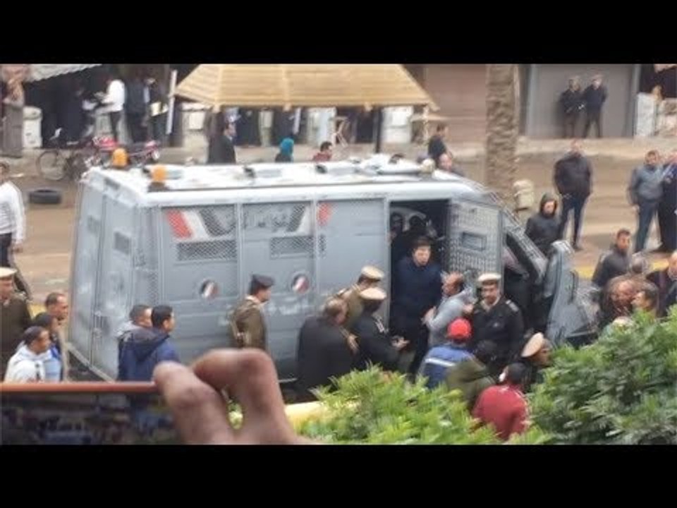 لحظة وصول راجح بالبدلة الزرقاء   ومحامي أحد المتهمين لسه في نقض
