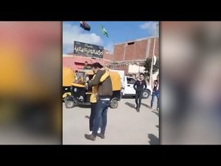 شاب يحتضن طالبة ويقدم لها وردا بعد الامتحانات بالشرقية