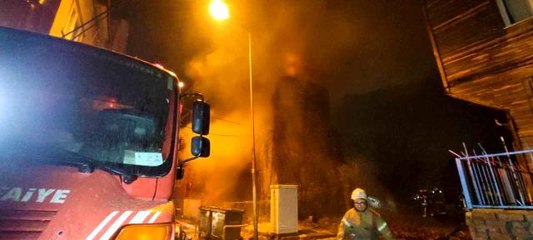 Fatih'te korkutan yangın: Metruk binada çıkan yangın 3 binaya sıçradı