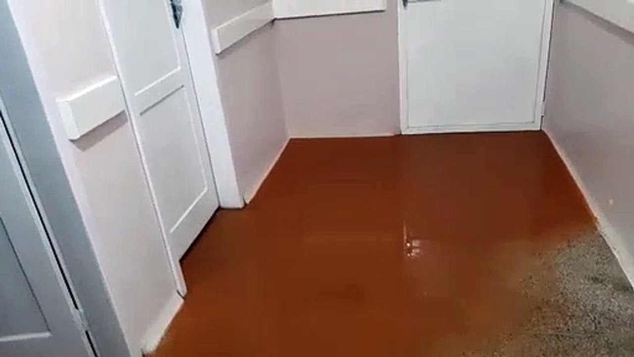 Água invade imóveis após forte chuva em Santa Maria de Itabira