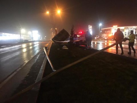 Son dakika haberleri... Aydınlatma direğine çarpan kamyonet sürücüsü hayatını kaybetti; kaza anı kamerada