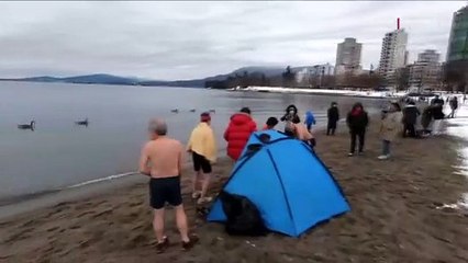 Kanada'da geleneği bu yılda sürdürdüler, yılın ilk gününde buz gibi suya girdiler