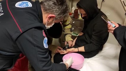 Parmakta sıkışan yüzüğü itfaiye çıkarttı