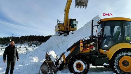 200 kamyon karla donarak şehit olan askerlerin heykelini yapacaklar