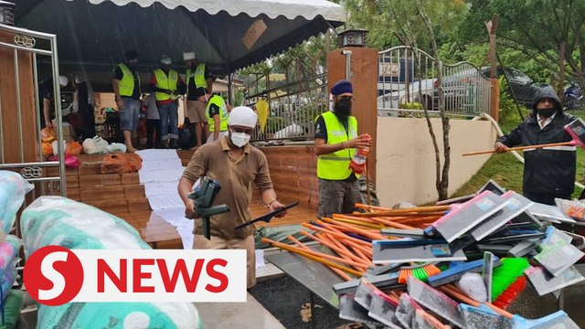 Drive-through aid distribution for flood victims in Mentakab