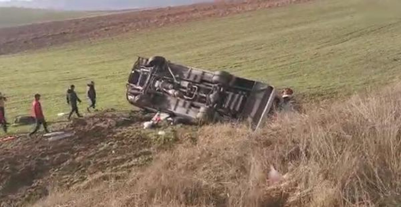 Son dakika haberi! Amasya'da güreşçileri taşıyan midibüs devrildi: 1 ölü, 15 yaralı